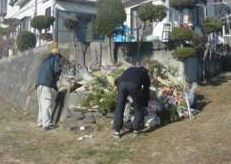 �Δ�̑O�ɔ[�߂�ꂽ��������^��