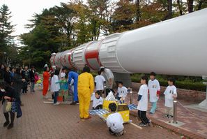 �F���݂����@JAXA�̃��P�b�g�͌^�̑O�ɂ�