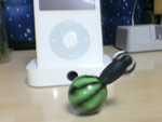 iPod 神に踊りを捧げるペンギン (500 x 375 px / 50 KB)
