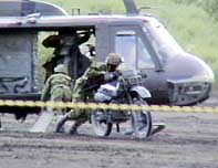 ヘリでバイクも運んでしまいます