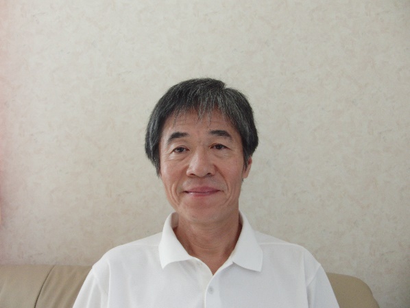 白いシャツを着ている男性
自動的に生成された説明