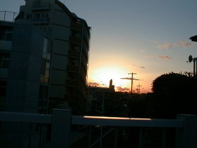 Sunset at neighboring, Photo By Kazuyuki UCHIDA(12kB)