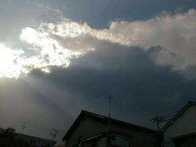 Clouds in the Sky, Photo By Kazuyuki UCHIDA(11kB)