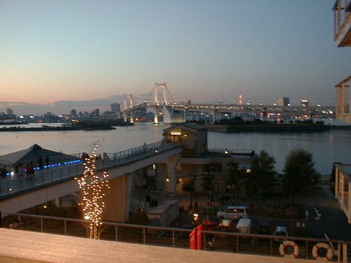 Rainbow Bridge from DECKS TOKYO beach, Photo By Ukaz