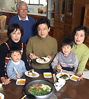 �u�c���̂����Ă��̓^�}�l�M�����ߎ�v�Ƒ�����i�����j�B�U�l��炵�ŁA�t�Y����i���j�������̎��Ȉ�t�����Ɍ���ˎs�ŁA�剪�֎B�e