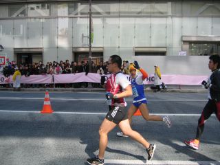 銀座の真ん中で,ホークスのタオルを持って応援してくれた友人に手を振る